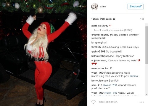 Christina Aguilera si užíva blížiace sa Vianoce aj v taktom kostýme. 
