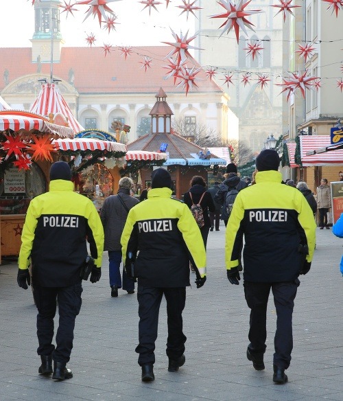 Polícia dohliada na priebeh vianočných trhov v Magdeburgu.