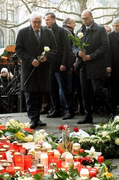 Frank-Walter Steinmeier dáva kvety na počesť obetiam útoku v Berlíne.