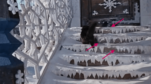 Na schodoch do Mrázikovho domu je zreteľne vidno priehľadnú lepiacu pásku. Drží sneh na svojom mieste.