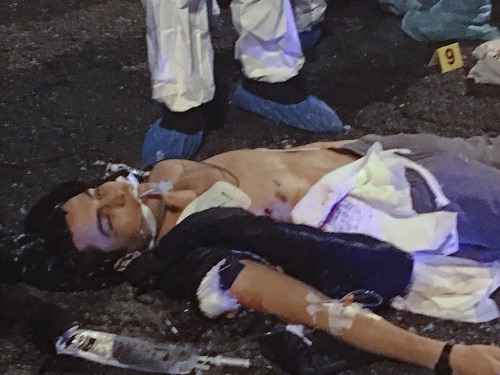 Na snímke telo Tunisana Amriho leží na zemi po streľbe s talianskymi policajtami na predmestí Milána 23. decembra 2016. 