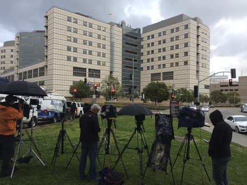 Novinári pred nemocnicou, kde leží Carrie Fisherová