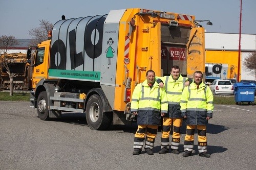 Praví zamestnanci spoločnosti OLO chodia oblečení v sivo-oranžových pracovných uniformách s logom spoločnosti, zladených s farbou zberného vozidla.