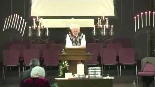 VIDEO Duchovný číta modlitbu,