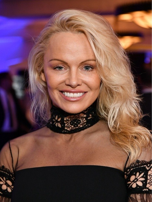 Pamela Anderson šokovala jemným mejkapom. 