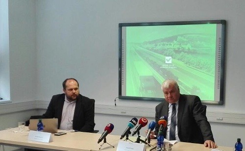 Minister Ersék (vpravo) predstavuje nový web