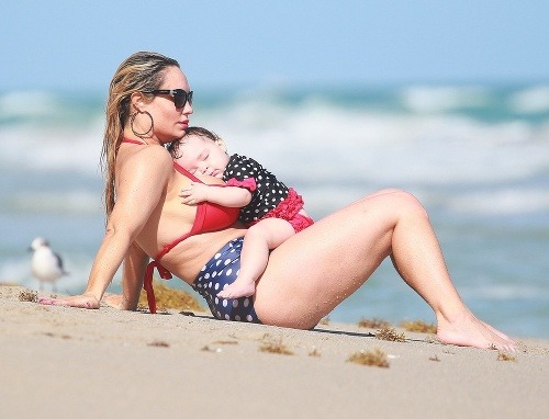 Silikóny Coco Austin slúžia jej dcérke Chanel aj ako vankúše. Na pláži si na nich takto zdriemla.
