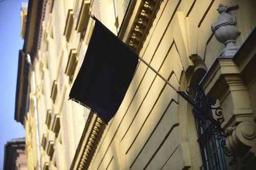 Čierna vlajka na budove