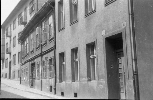 Rodný dom Philippa Lenarda (druhý zľava) na historickej fotografii mal pôvodne adresu Kozia 69, po prečíslovaní v roku 1879 Kozia 24 a dnes po zbúraní je to Kozia 26. Zdroj: Facebook/Pamäť mesta Bratislavy