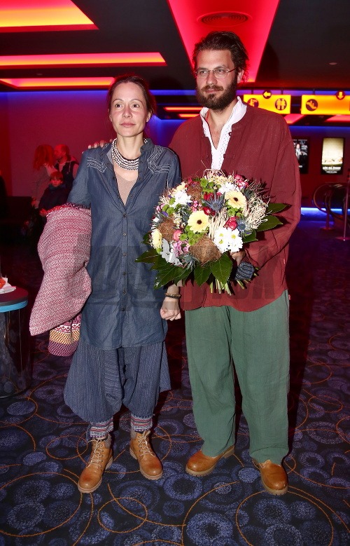 Herečka Lucia Gažiová s manželom Petrom Svobodom sa na akcii ukázali v čudáckom oblečení, v ktorom ako prominentný párik rozhodne nevyzerali.