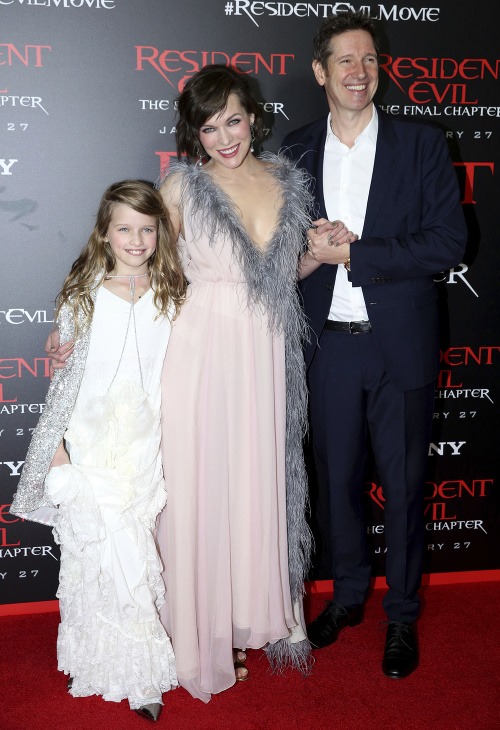 Milla Jovovich má s režisérom Paulom W.S. Andersonom takúto vydarenú dcérku. 