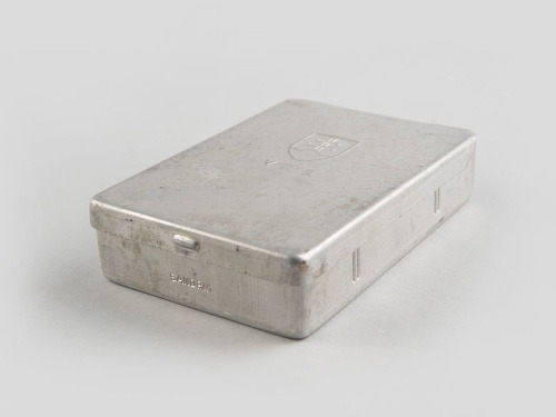 Krabička VZS - Okolo roku 1940 sa v Továrni Sandrik Dolné Hámre začalo aj s výrobou hliníkových škatuliek VZS (Vojenský zdravotný sklad). V škatuľke bola uložená individuálna ochrana proti bojovým chemickým látkam (BCHL). Vnútro je rozdelené tromi priečkami na štyri priehradky.
