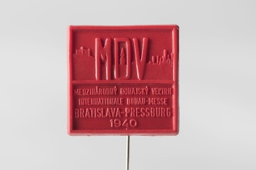 MDV - Odznak Medzinárodný dunajský veľtrh Bratislava 1940, značené vzadu Futurit, Káblová továreň, Závod Gummon, Bratislava, 1940