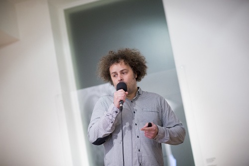 Dizajnér a kurátor počas prednášky v SNG. Zdroj: SNG/Gabriel Kuchta