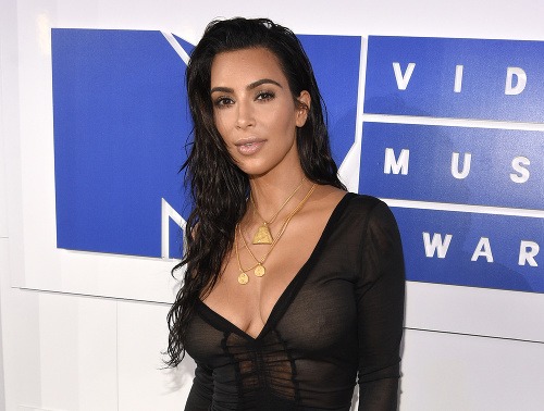 Kim Kardashian – 100 miliónov odberateľov– $500,000 (cca 438 tisíc €) za príspevok