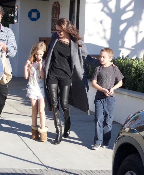 Angelina Jolie si nákupy s deťmi užívala. Sršala z nej spokojnosti, na tvári mala úsmev. 