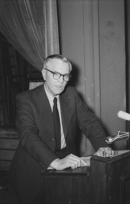 Paulus bei einer Pressekonferenz 1954 in Ostberlin.