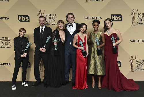Emily Althaus a jej kolegovia zo seriálu Orange Is The New Black sa radovali z ocenenia. Herečka bola vďaka mega výstrihu neprehliadnuteľná.   