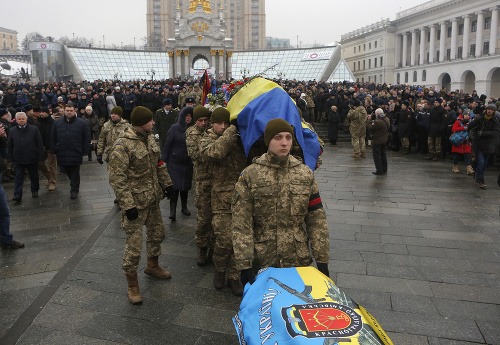 Vojaci v Kyjeve nesú rakvy padlých z východe Ukrajiny na námestí