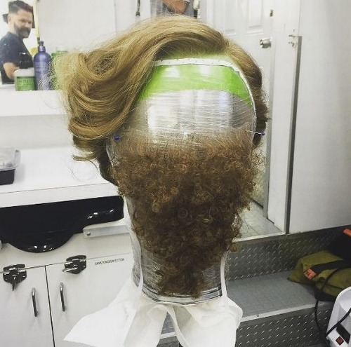 Christina Ricci zverejnila na instagrame fotku svojich parochní - tej, ktorú mala na hlave, i tej, ktorú mala v rozkroku.  