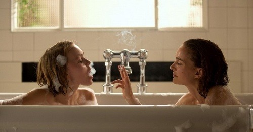 Natalie Portman a Lily-Rose Depp stvárnili vo filme Planetárium sestry. 