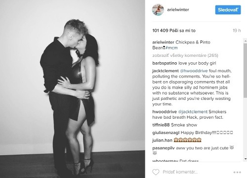 Ariel Winter zverejnila na instagrame fotku, kde sa bozkáva s milencom Levi Meadenom. Každý však rieši outfit, ktorý pôsobí dojmom, akoby bola naostro. 