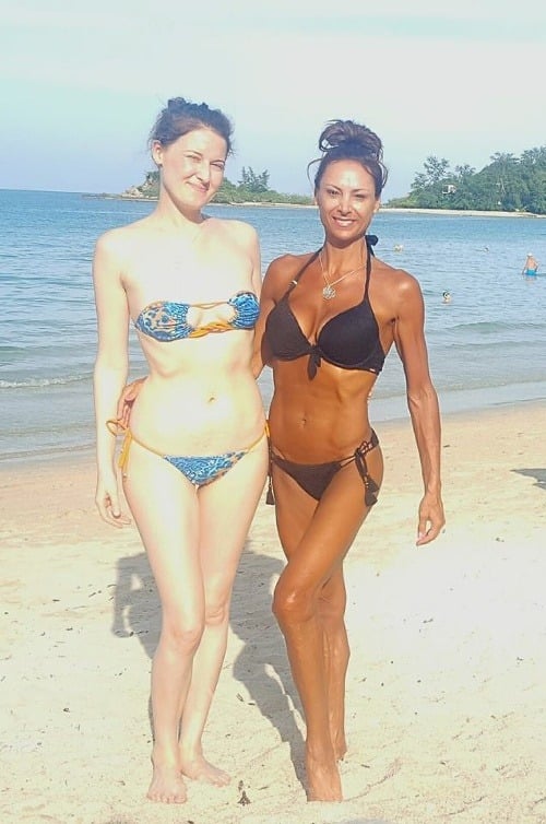 Známa fitnesska Zora Czoborová zverejnila na sociálnej sieti Facebook fotku so svojou kamarátkou, ktorá do Thajska práve prišla. Viditeľný rozdiel vo farbe pleti nabáda k myšlienke, či Zora Czoborová nezatajila svoj pôvod. :)