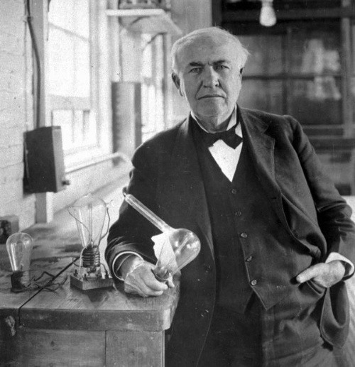 Edison predvádza práve vynájdenú žiarovku