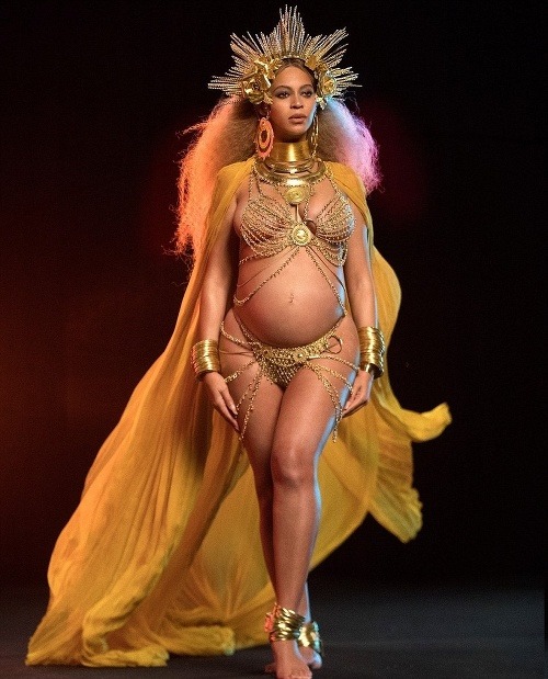 Speváčka Beyoncé sa na pódiu objavila aj v takejto podobe. 