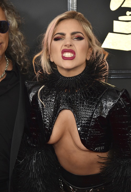 Lady Gaga pútala pozornosť vykúkajúcimi prsiami. 