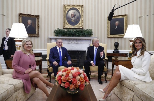 Benajmin Netanjahu a Donald Trump s manželkami.