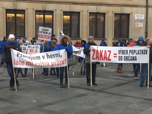 Proti zákazu hazardu sa včera v Bratislave aj protestovalo.