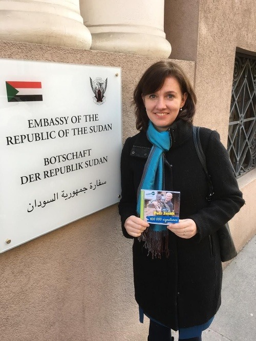 Miriam Kuzárová, riaditeľka CitizenGO pre Slovensko pred Sudánskou ambasádou pre SR vo Viedni s CD so 400 000 podpismi na záchranu Petra Jaška, ktoré bolo následne odovzdané sudánskemu veľvyslancovi.
