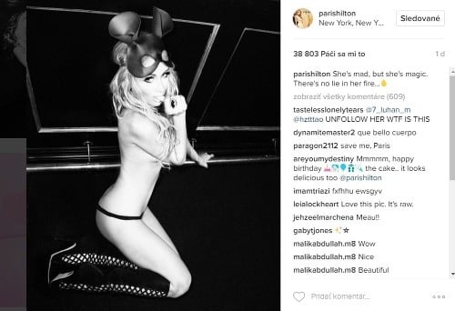 Paris Hilton zverejnila na instagrame zábery, na ktorých pózuje odetá len v miniatúrnych nohavičkách. 