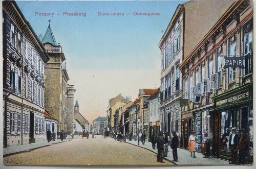 Dunajská ulica, ako ju zachytil tvorca pohľadnice približne v roku 1915 (poskytol J. Cmorej).