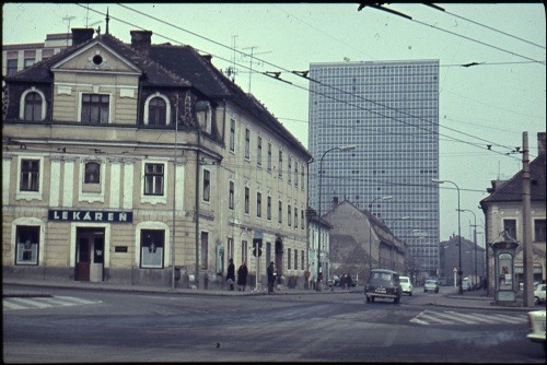 Už aj nedávno minulé pohľady sú minulosťou – na snímke záber asi z roku 1980 na roh Radlinského ulice a Kollárovho námestia (Foto: M. Gažo, poskytol J. Šedivý).