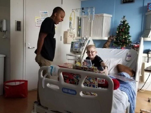Drake strávil Vianoce v nemocnici.