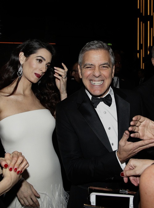 Amal Clooney nosí pod srdcom dvojičky. 