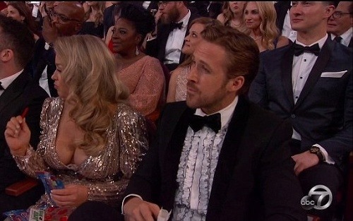 Na twitteri bola za hviezdu blondínka s bujným výstrihom, ktorá robila garde hercovi Ryanovi Goslingovi. Išlo o jeho sestru Mandi. Partnerka Eva Mendes zrejme uprednostnila starostlivosť o deti.     