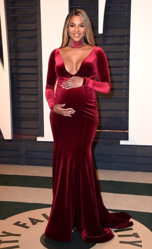 Tehotná speváčka Ciara hrdo ukázala guľaté bruško aj oblé vnady. 