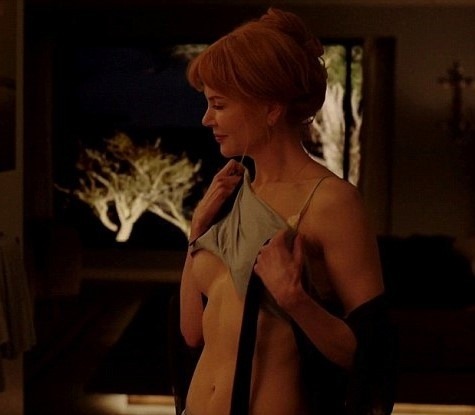 Nicole Kidman si provokatívne dvihla top a ukázala nahé prsia. 