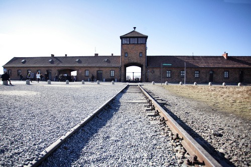 Železničné koľaje vedúce do Auschwitz-Birkenau.