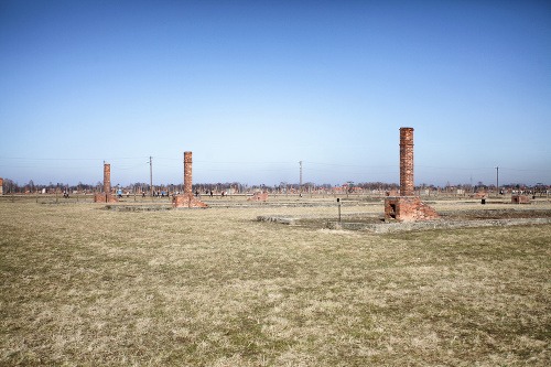 Z množstva budov zostali v Auschwitz-Birkenau iba komíny.