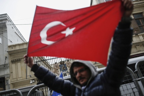 Turci protestujú pred holandským