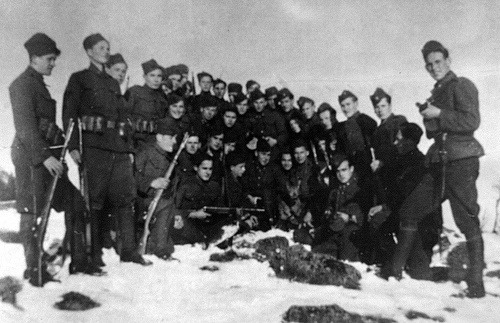 Na dobovej snímke z 2.svetovej vojny z archívu Múzea SNP v Banskej Bystrici je vtedajší gardistický veliteľ Ladislav Nižňanský (v strede) medzi príslušníkmi svojej jednotky Hlinkovej gardy. 