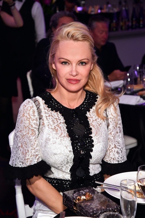 Takto v súčasnosti vyzerá Pamela Anderson, ktorá pôsobí dojmom, akoby zázračne omladla. 
