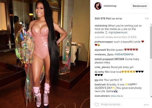 Nicki Minaj doplnila latexové body priesvitným plášťom. 