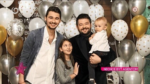 Moderátor Michal Hudák sa v týchto dňoch pochválil svojou krásnou rodinkou. Podoba s jeho najstarším synom Šimonom je priam do očí bijúca.