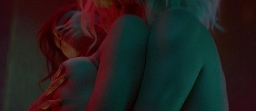 Charlize Theron počas milostnej scény s kolegyňou Sofiou Boutella. 