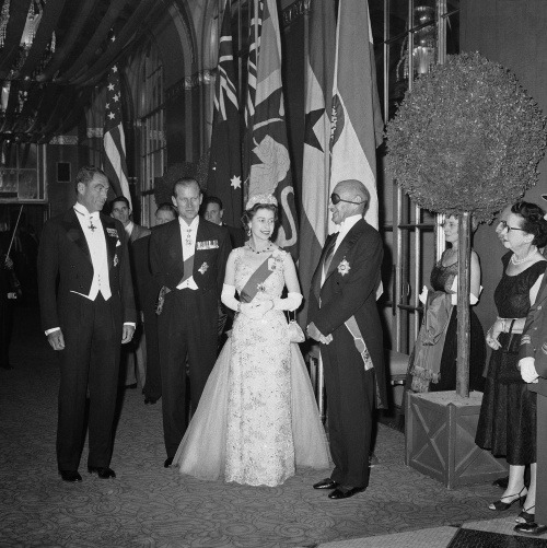 Táto fotografia pochádza z roku 1957, keď manželstvo Alžbety II. a Philipa nebolo až také ideálne, akoby sa na prvý pohľad zdalo.  